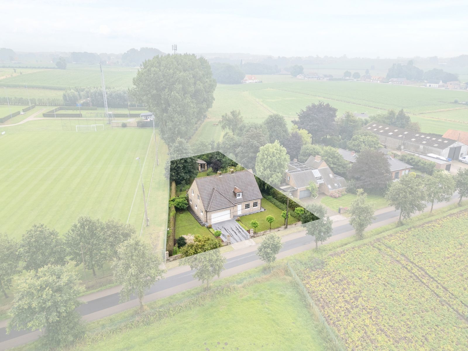 Alleenstaande villa rustig gelegen op 1135 m² met 4 slpk foto 3