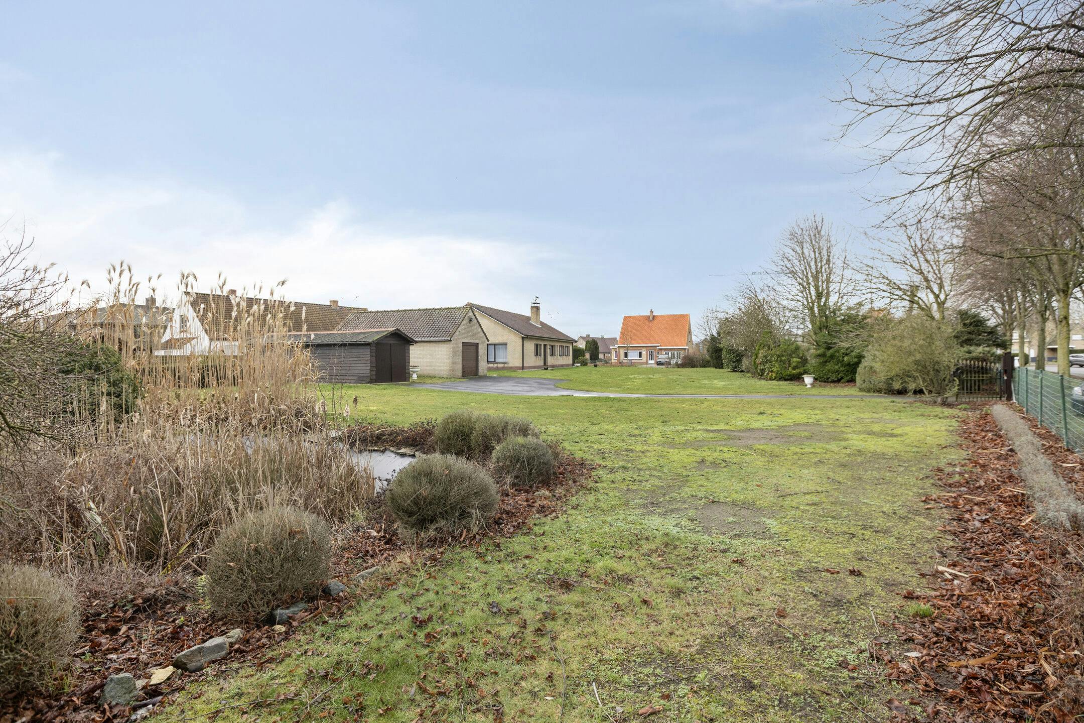 Gelijkvloerse villa op een perceel van maar liefst 2 342m² foto 2