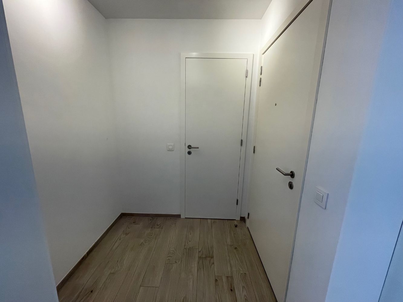 Mooi instapklaar appartement op het tweede verdiep met zicht op het pittoreske kerkplein. Midden in het commercieel centrum en op wandelafstand van de zee. foto 2