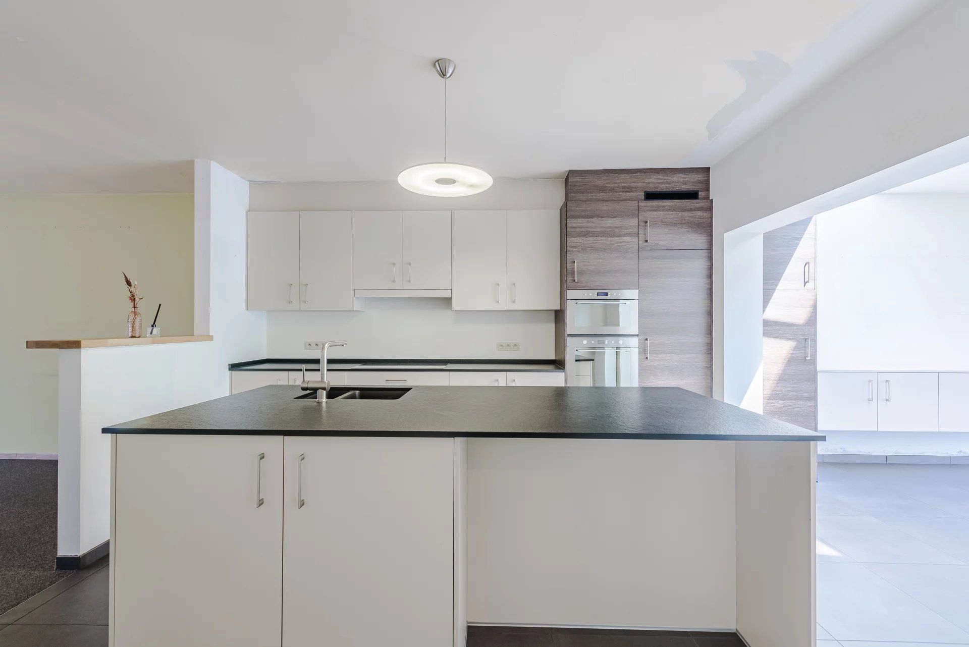 Moderne instapklare woning met 3 slaapkamers op mooi perceel. foto 14