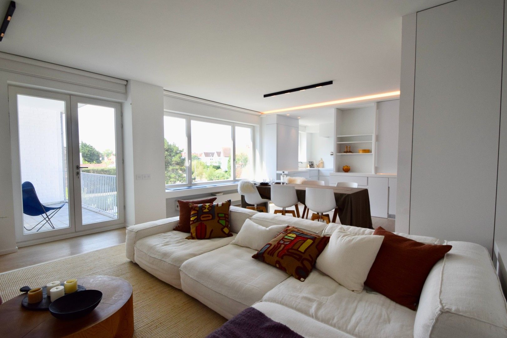 Volledig gerenoveerd hoekappartement in een standingvolle villaresidentie gelegen in het Zoute. foto 4
