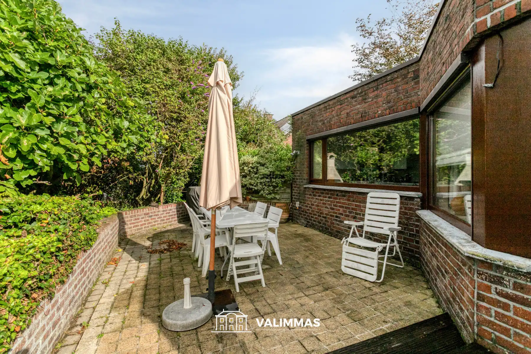 Zeer rustig gelegen villa met garage en tuin met zwemvijver foto 13