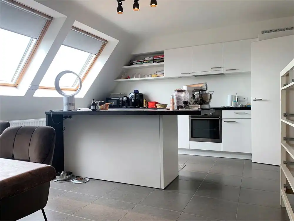 Instapklaar dakappartement met  2 slaapkamers + garage foto 4