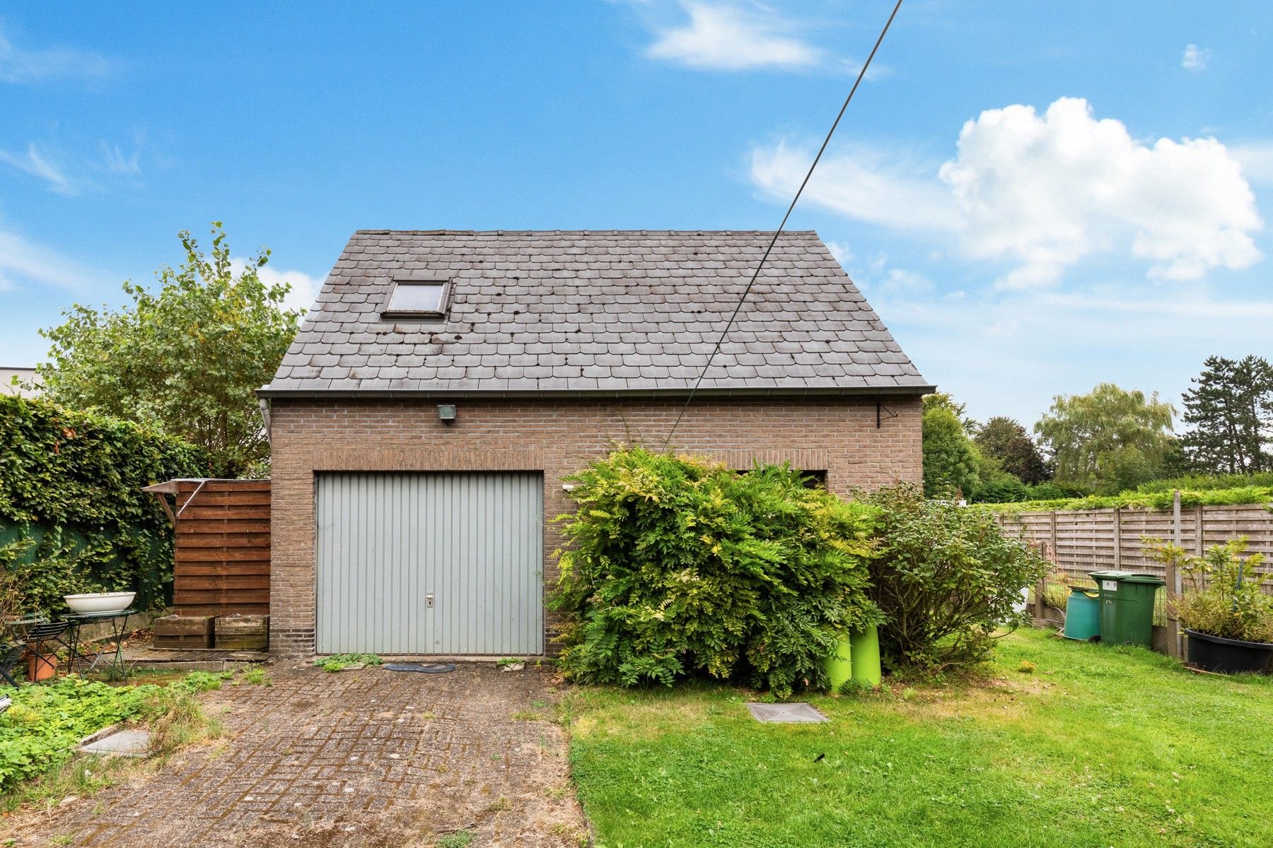 Ruime halfopen bebouwing met 5 slaapkamers en grote garage foto 4