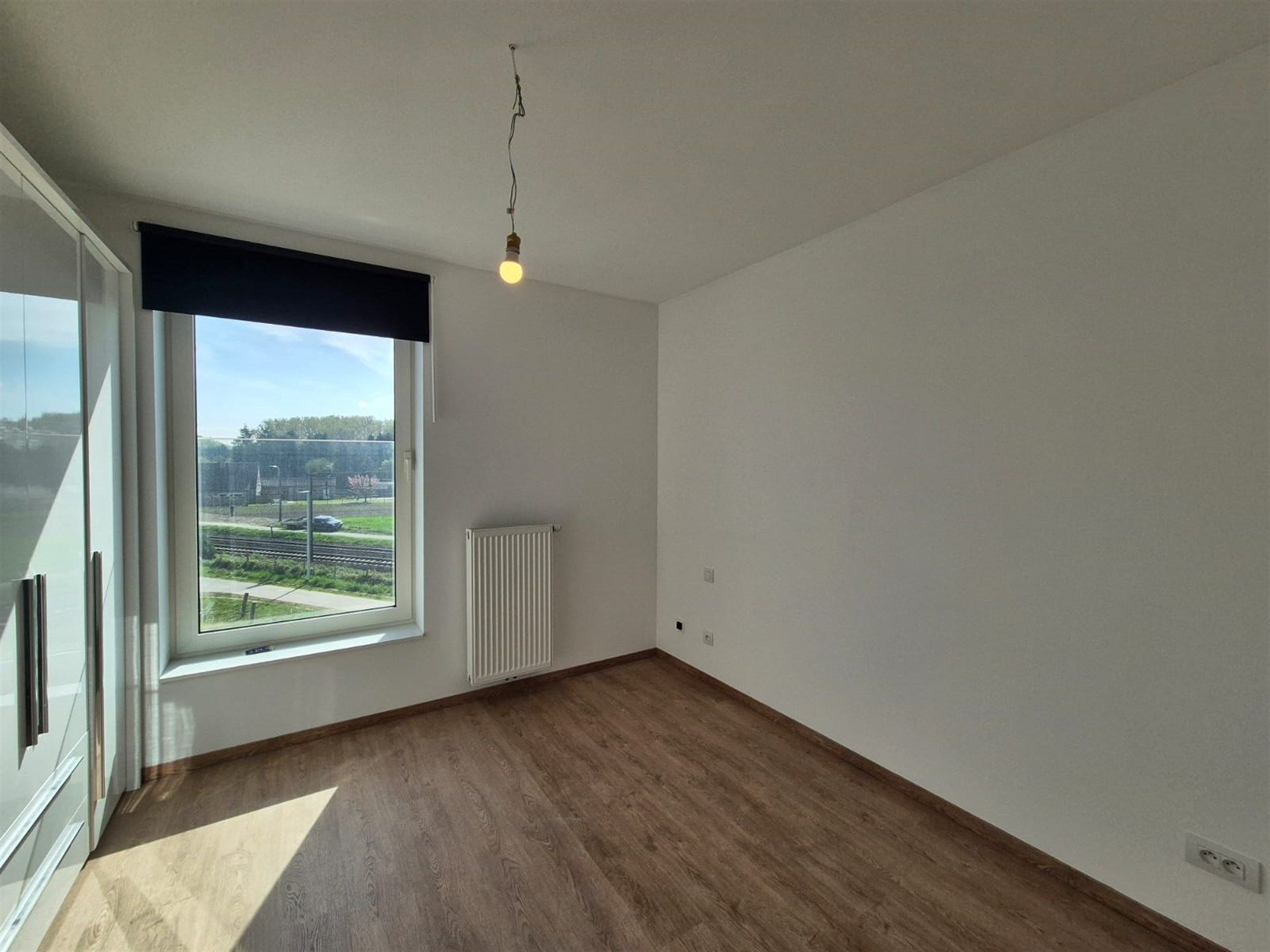 Lichtrijk nieuwbouw appartement met terras en staanplaats. foto 12