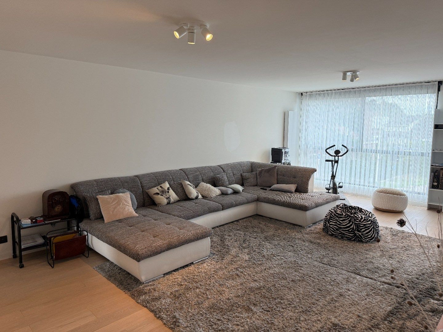Volledig vernieuwd appartement in centrum Zwijnaarde foto 3