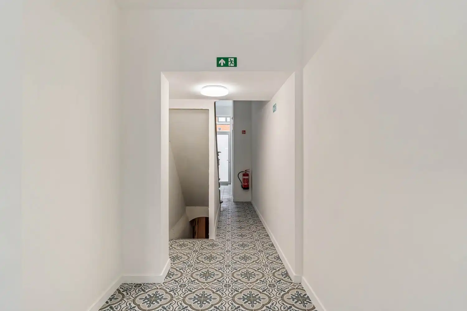 TOTAALRENOVATIE - Goed gelegen en gemeubelde studentenkamer met eigen sanitair (wc, douche & wastafel)! foto 9