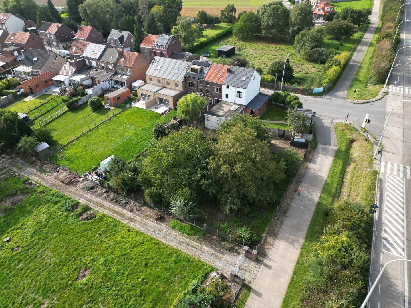 Gezellige rijwoning met grote tuin en boomgaard op stadsrand foto 2