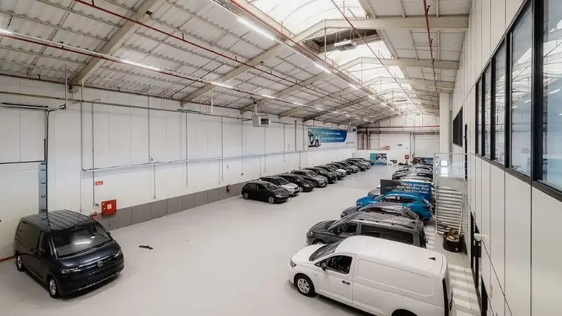 Magazijn te huur met kantoorruimte foto {{pictureIndex}}