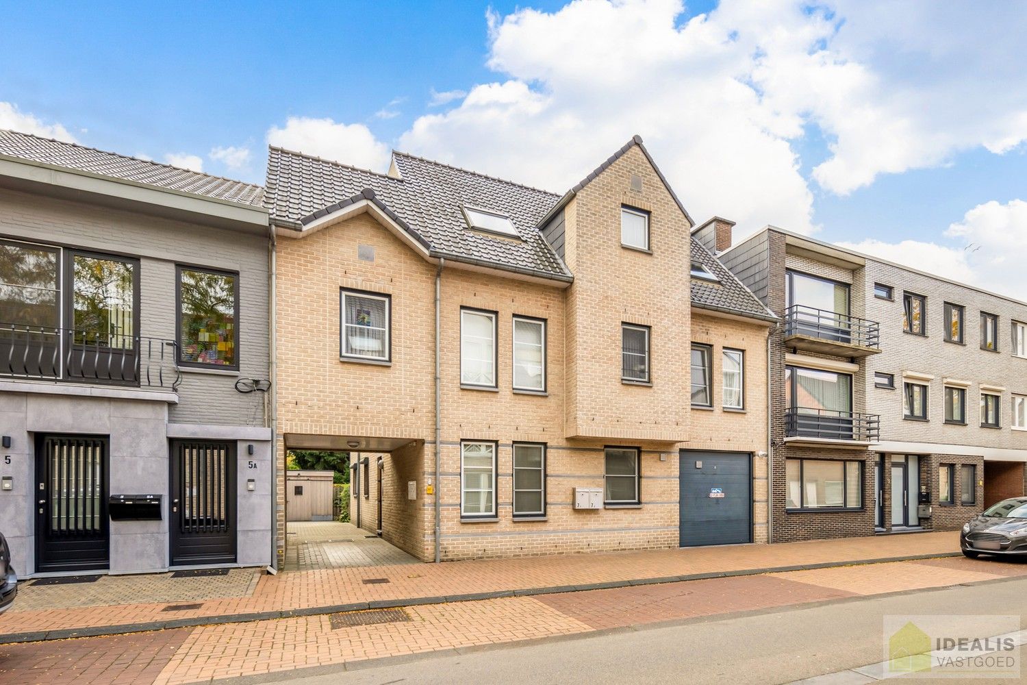 IDEALIS VASTGOED – RUIM INSTAPKLAAR APPARTEMENT IN KLEINSCHALIGE RESIDENTIE MET LICHTRIJKE LEEFRUIMTE, OPEN KEUKEN, HEERLIJK OVERDEKT TERRAS, 3 SLAAPKAMERS, BADKAMER, FIJNE WASPLAATS/BERGING EN INPANDIGE GARAGE OP EEN UITERST GUNSTIGE LOCATIE MIDDEN IN HET CENTRUM VAN PELT!! ZEER GESCHIKT VOOR KANDIDATEN OP ZOEK NAAR INSTAPKLAAR APPARTEMENT foto 2