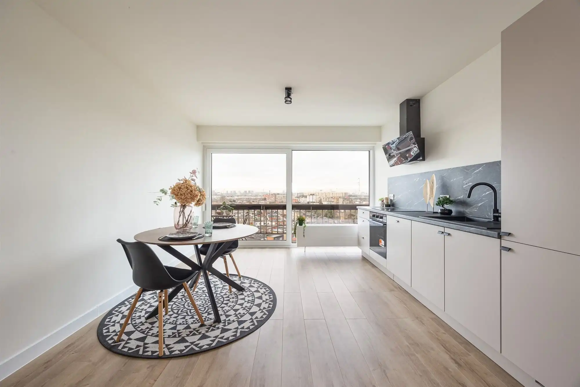 Gerenoveerd app. met 2 slpkmrs. en prachtig uitzicht foto {{pictureIndex}}