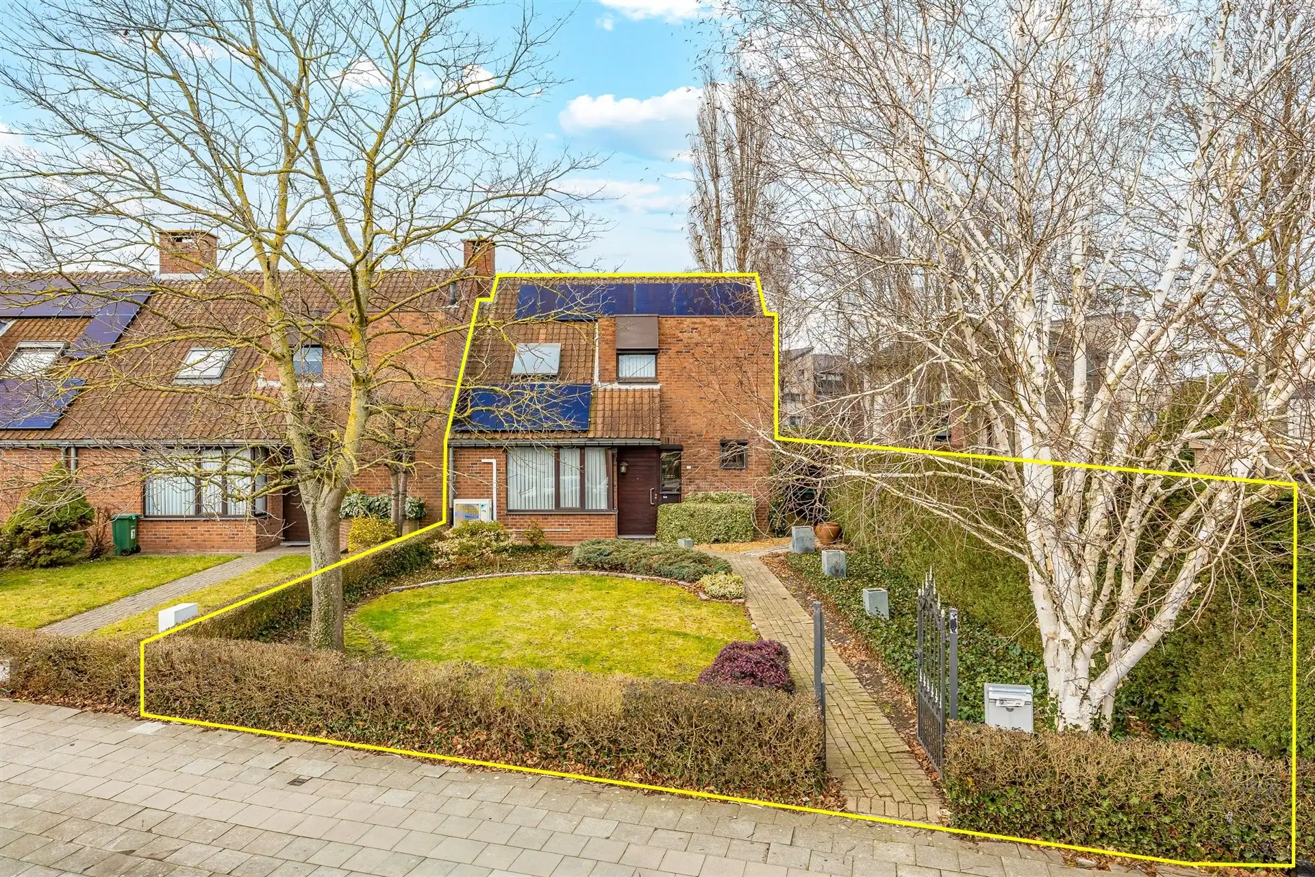 Instapklare 3 slpk halfopen bebouwing met garage in Wetteren foto {{pictureIndex}}