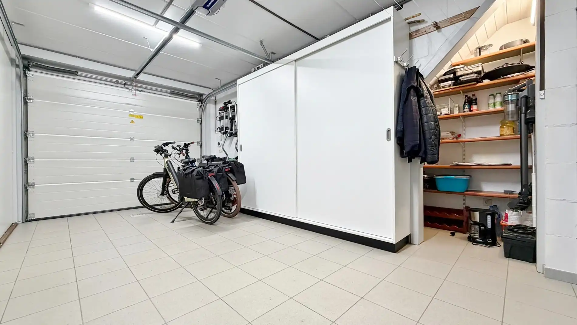 Halfopen bebouwing in rustige, kindvriendelijke straat met garage en zonnige tuin.  foto 15