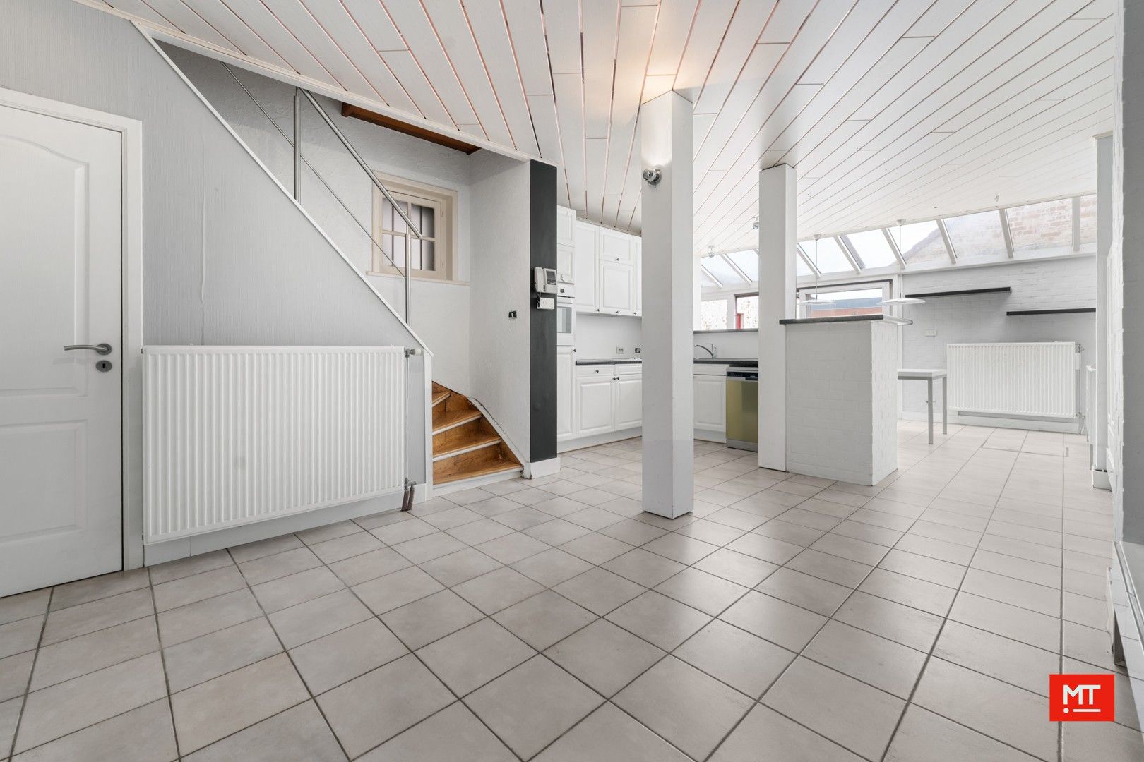 Bijzonder ruime woning met opslagruimte, dubbele garage en uitweg in centrum Langemark foto 8