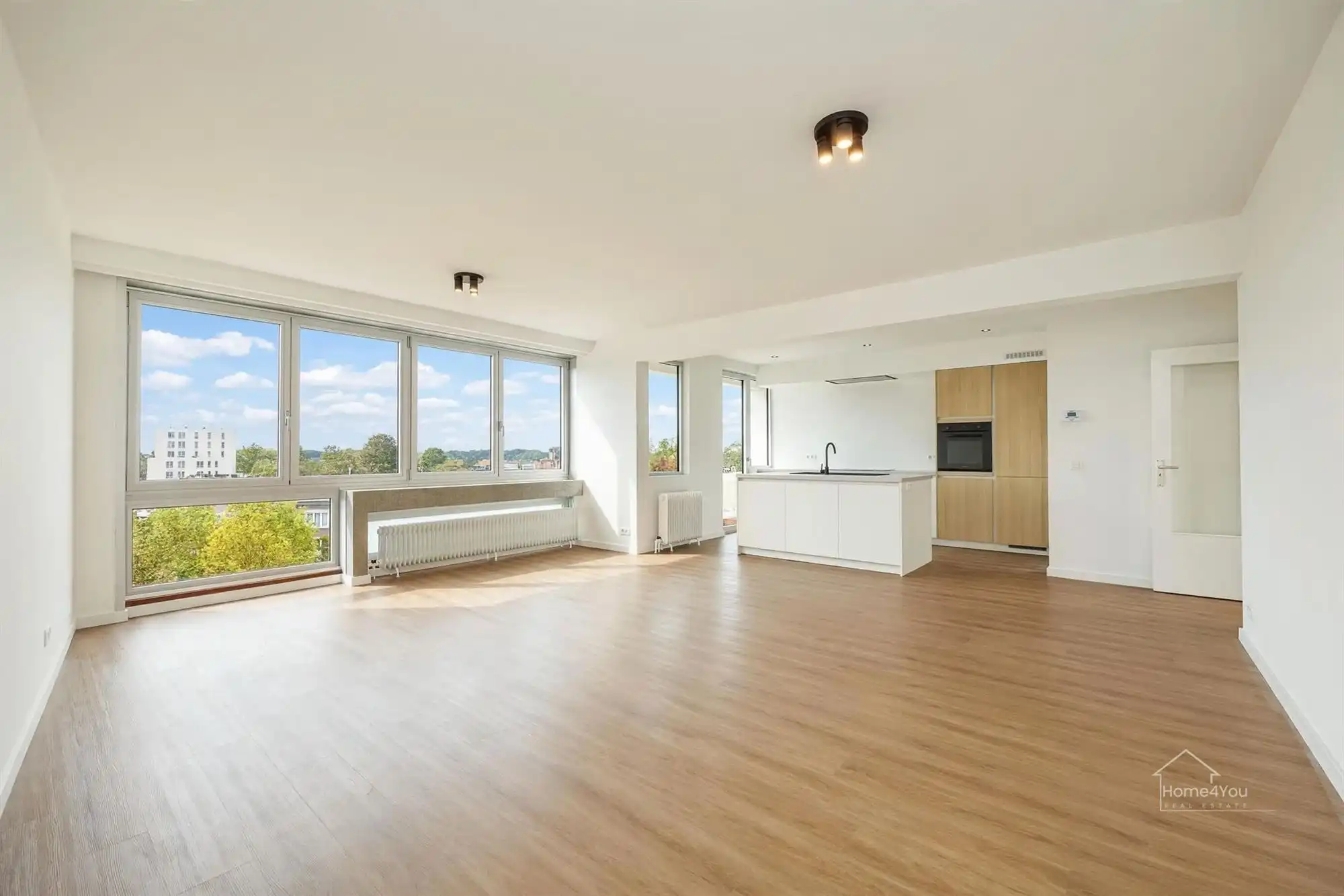 Ruim en gerenoveerd 3-slaapkamerappartement met 2 terrassen foto {{pictureIndex}}
