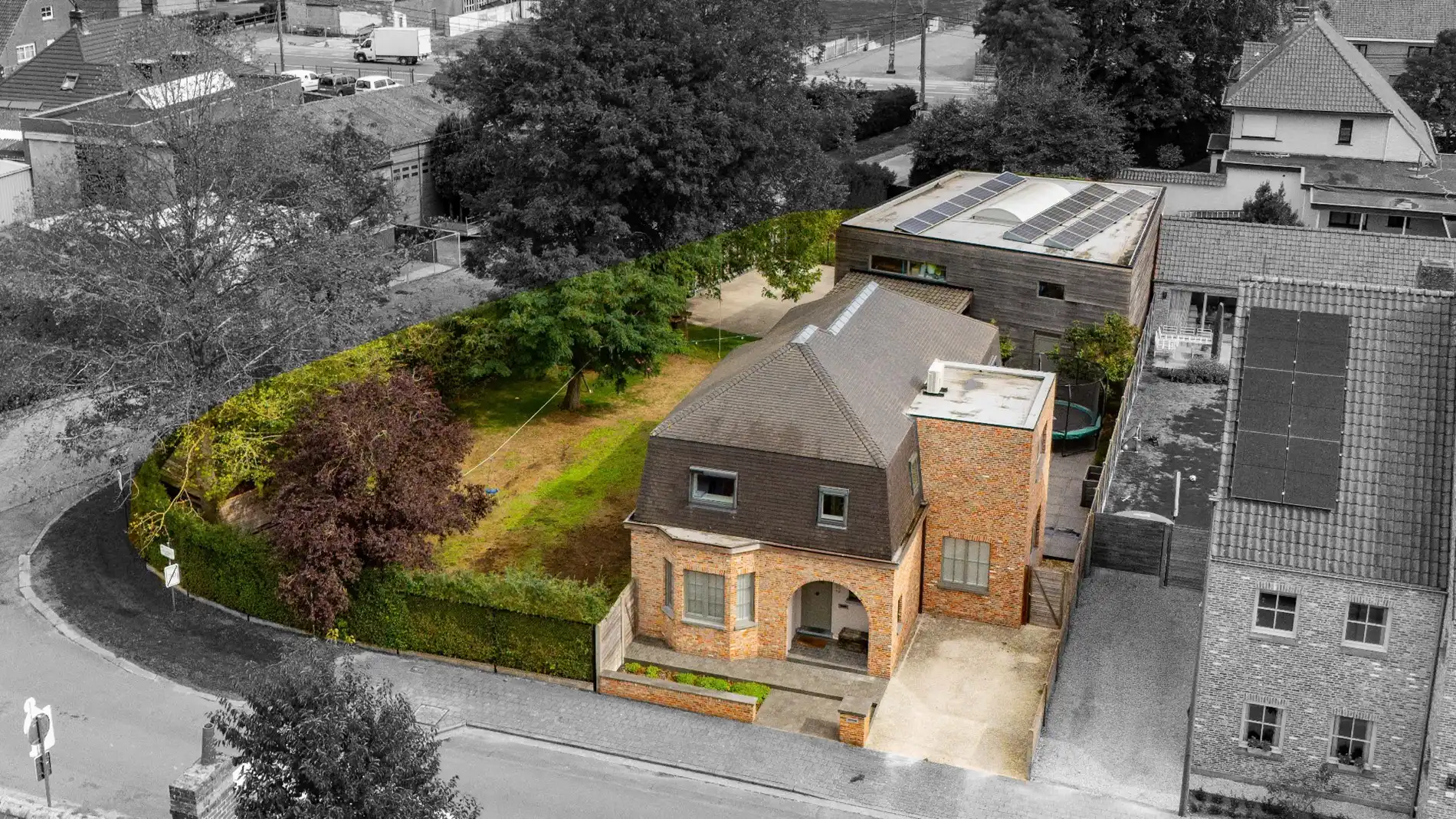 WONING (240 m²) met LOODS (143 m²) op HOEKPERCEEL VAN 1.027 m² foto 3