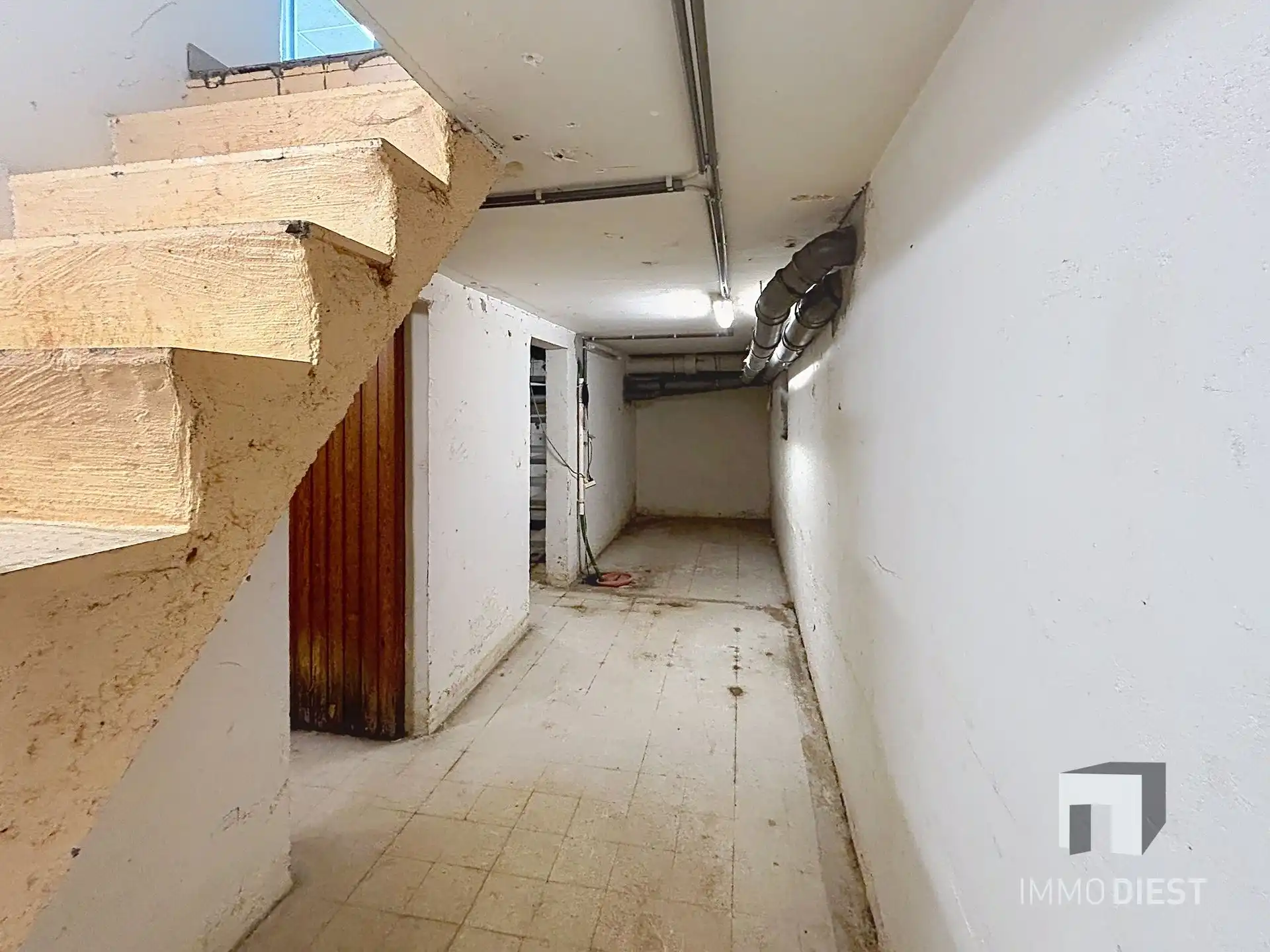 Handelsgelijkvloers van 230m² met private, achterliggende parking voor 3 wagens. foto 21