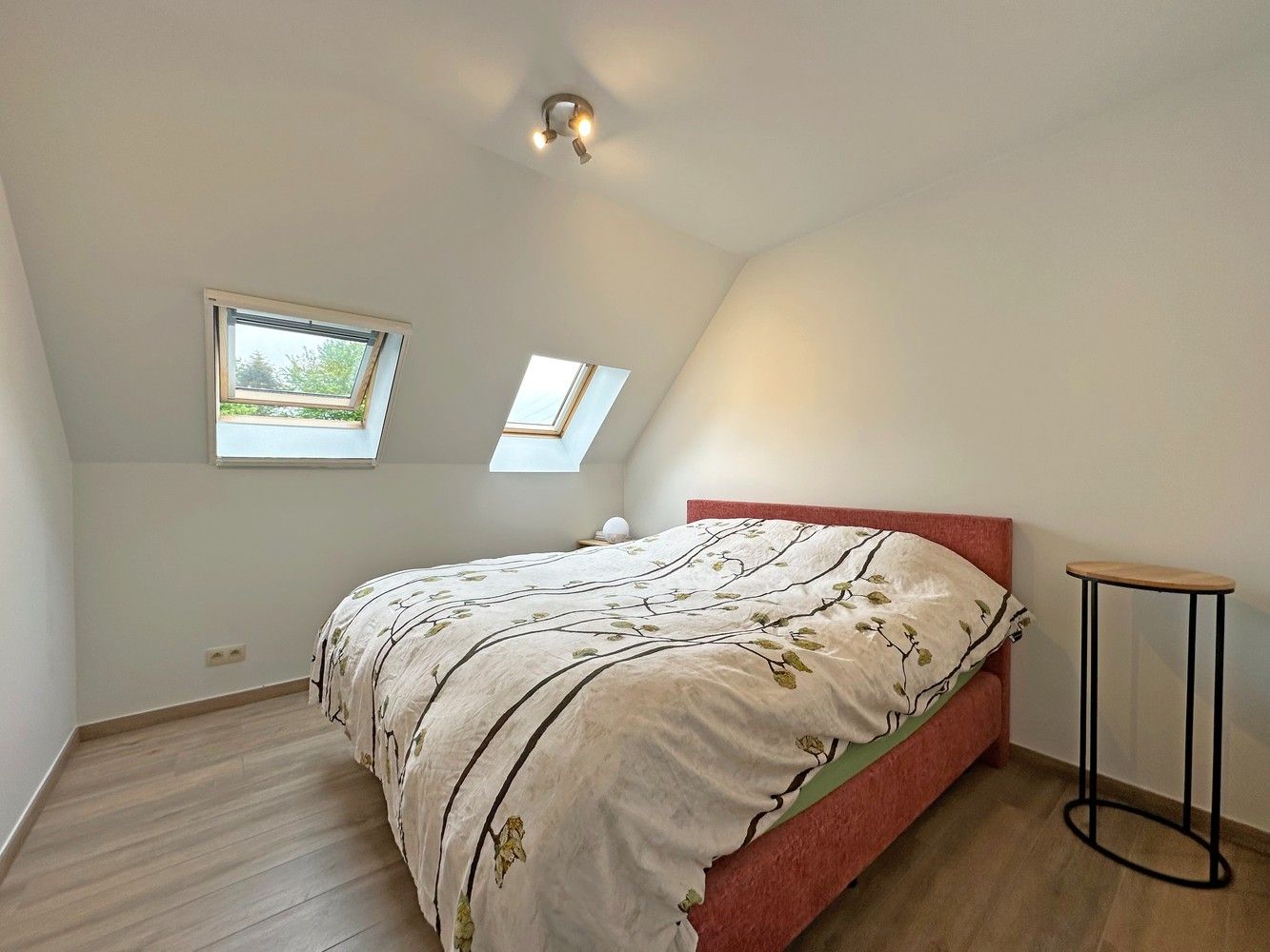 Recent appartement met lift en ruim terras op de tweede verdieping op centrale locatie in Wijnegem! foto 5