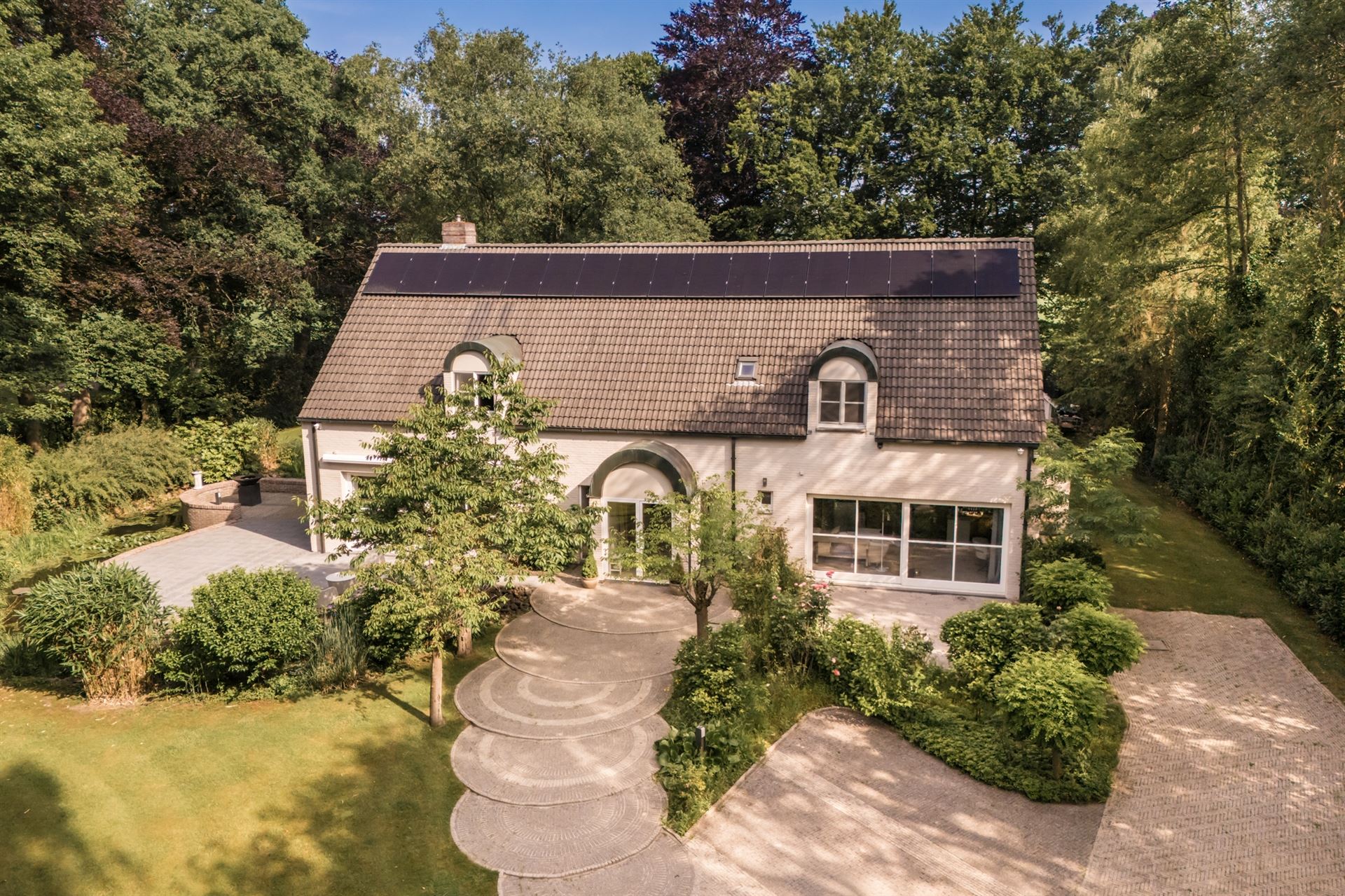 Uitzonderlijke rustig gelegen villa nabij de Kalmthoutse Heide!  foto {{pictureIndex}}