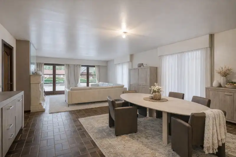 Bijzonder ruime woning met garage voor 3 wagens en ateliermogelijkheden foto 3