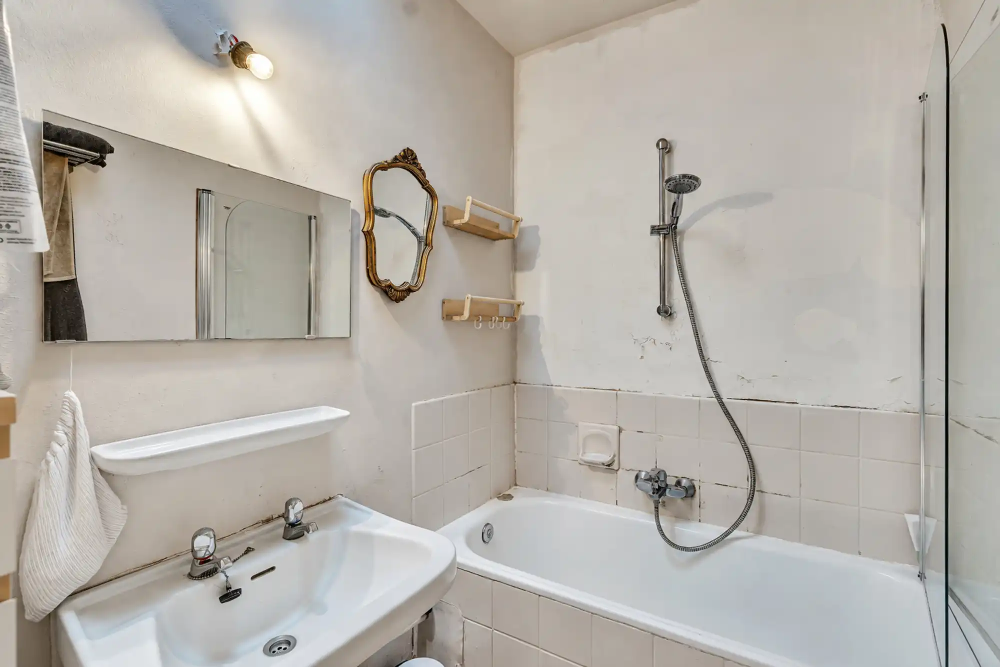 Te renoveren halfopen woning met tuin op toplocatie foto 6