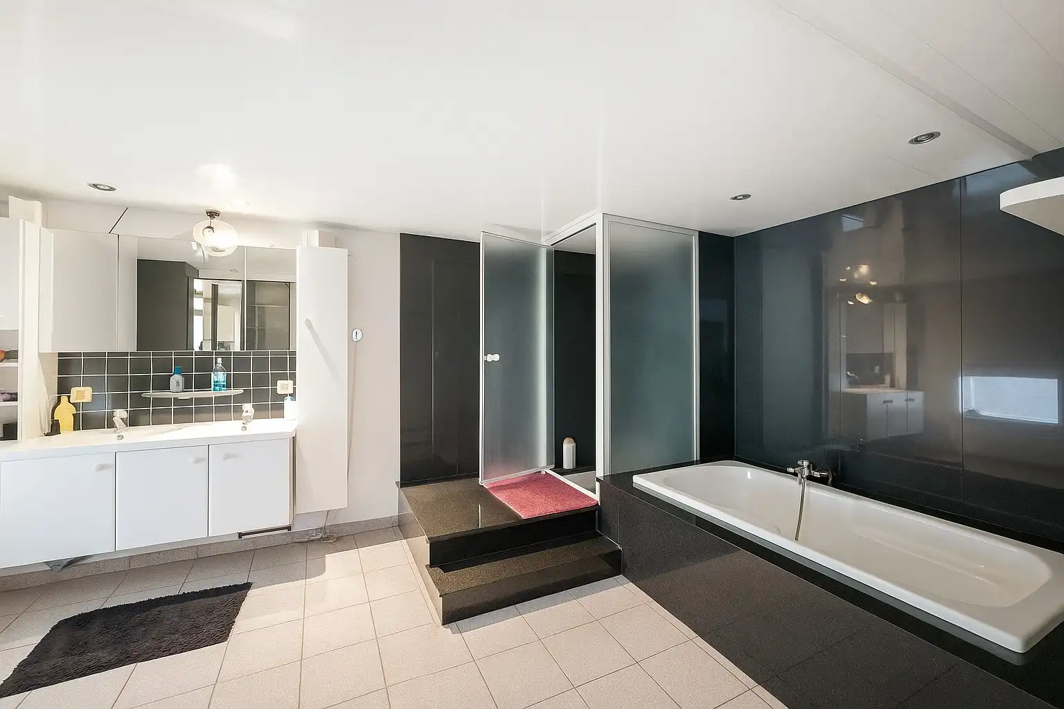 BEDRIJFSGEBOUW te koop in Zedelgem, bestaande uit MAGAZIJN (265m²) en WONING (3/4 slpkms, garage en tuin). Inclusief ZONNEPANELEN en BATTERIJ! foto 10