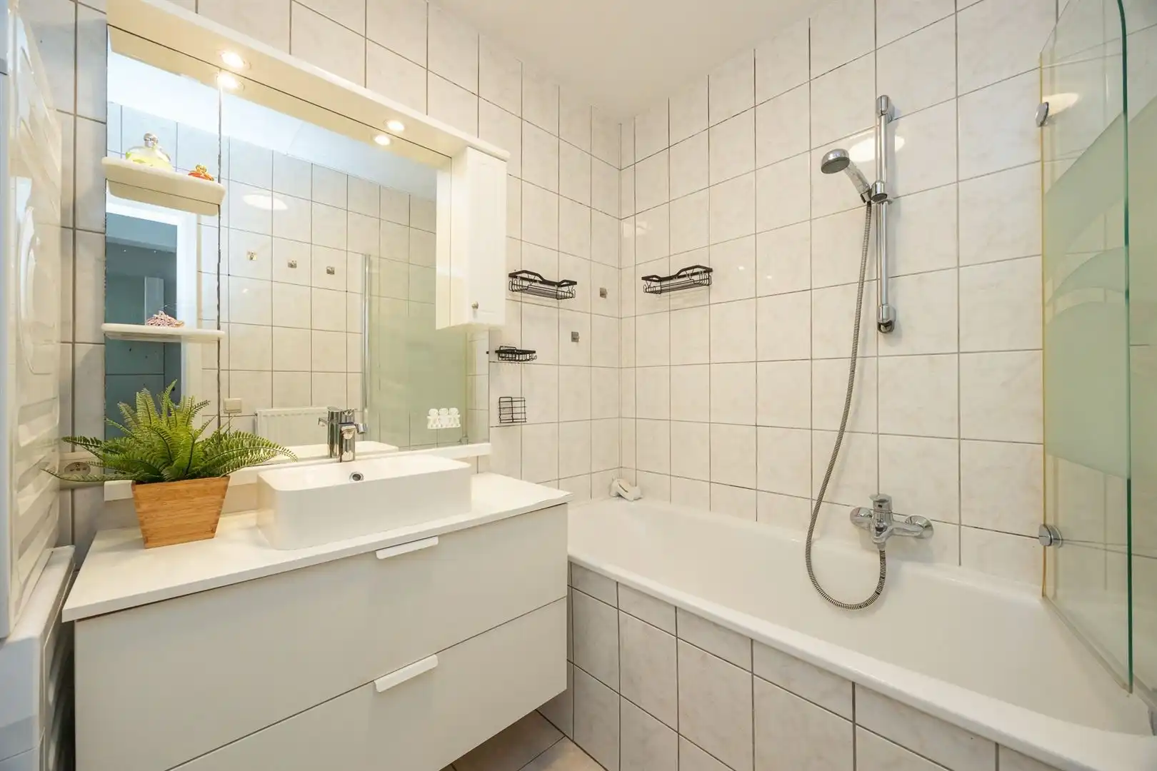 Eigentijds gelijkvloers appartement met 2 slaapkamers, terras en autostaanplaats foto 6