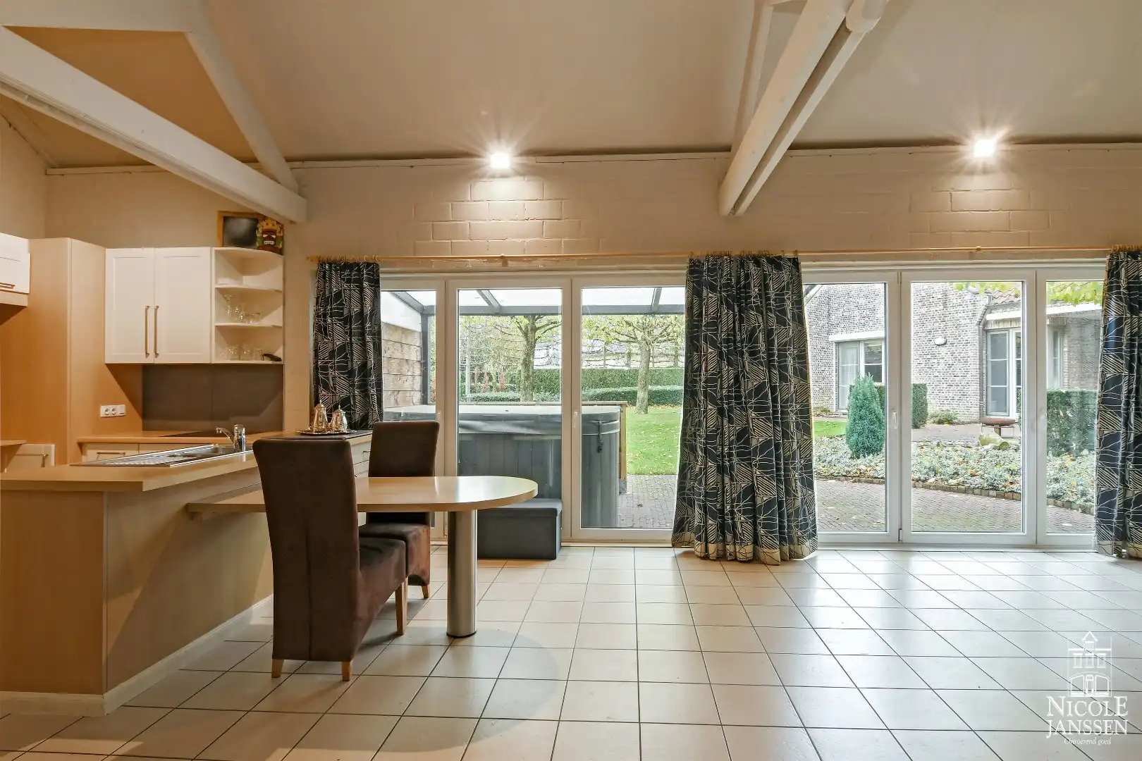 Instapklaar landhuis met tuin en interessant bijgebouw foto 31