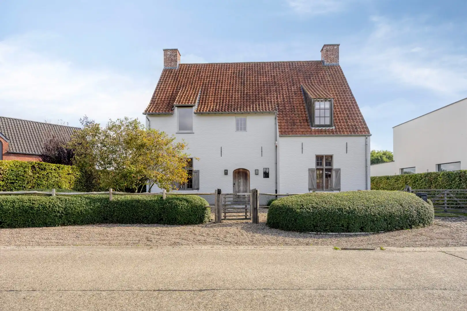 Prachtig afgewerkte villa met 4 slpks en 2 badkamers , landelijk gelegen op 1.080 m² ! foto {{pictureIndex}}