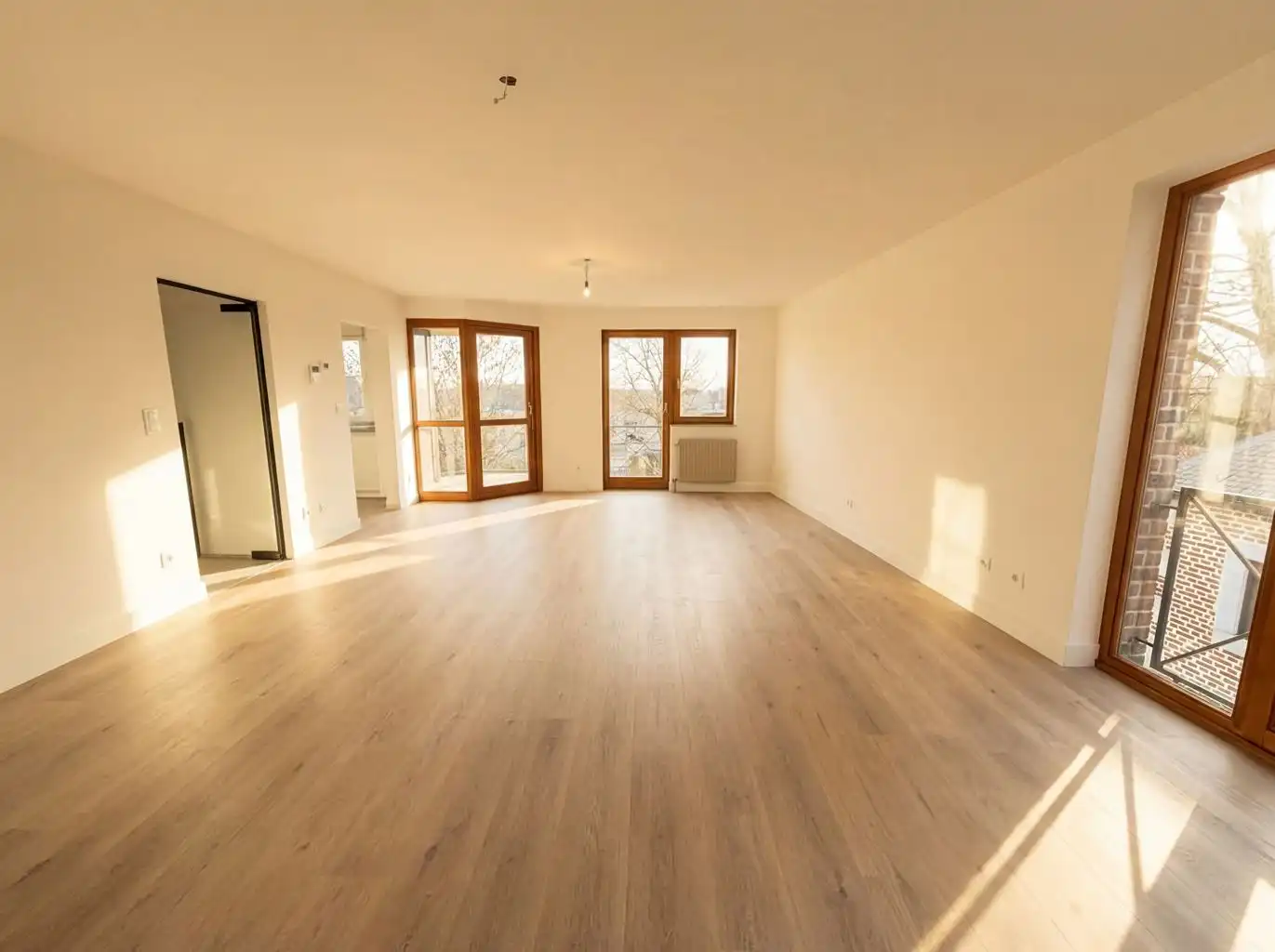 Prachtig 2 (+1)-slaapkamer appartement met terrasje, autostaanplaats en berging op een toplocatie nabij de Markt van Maaseik. foto 2