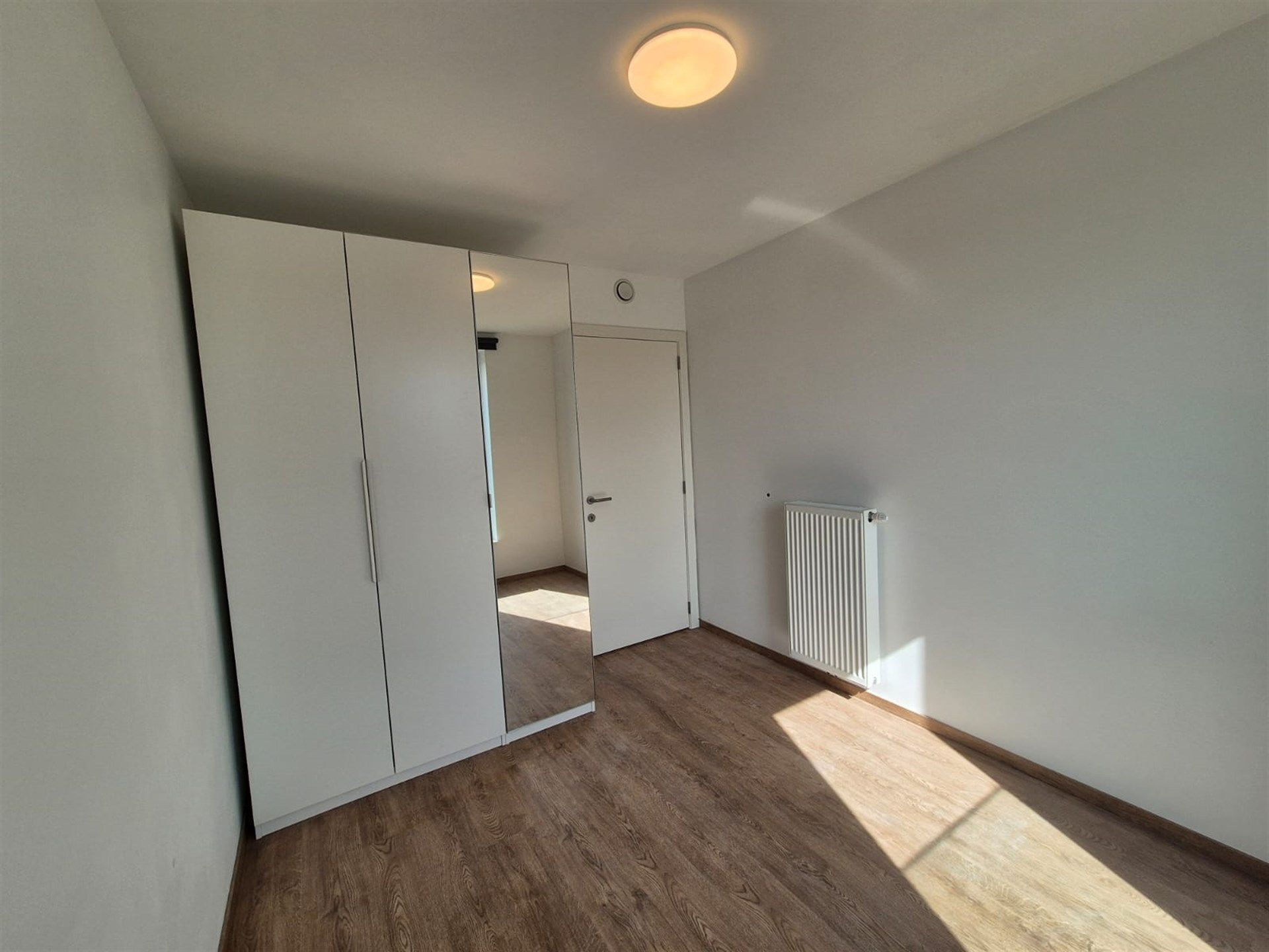 Lichtrijk nieuwbouw appartement met terras en staanplaats. foto 15