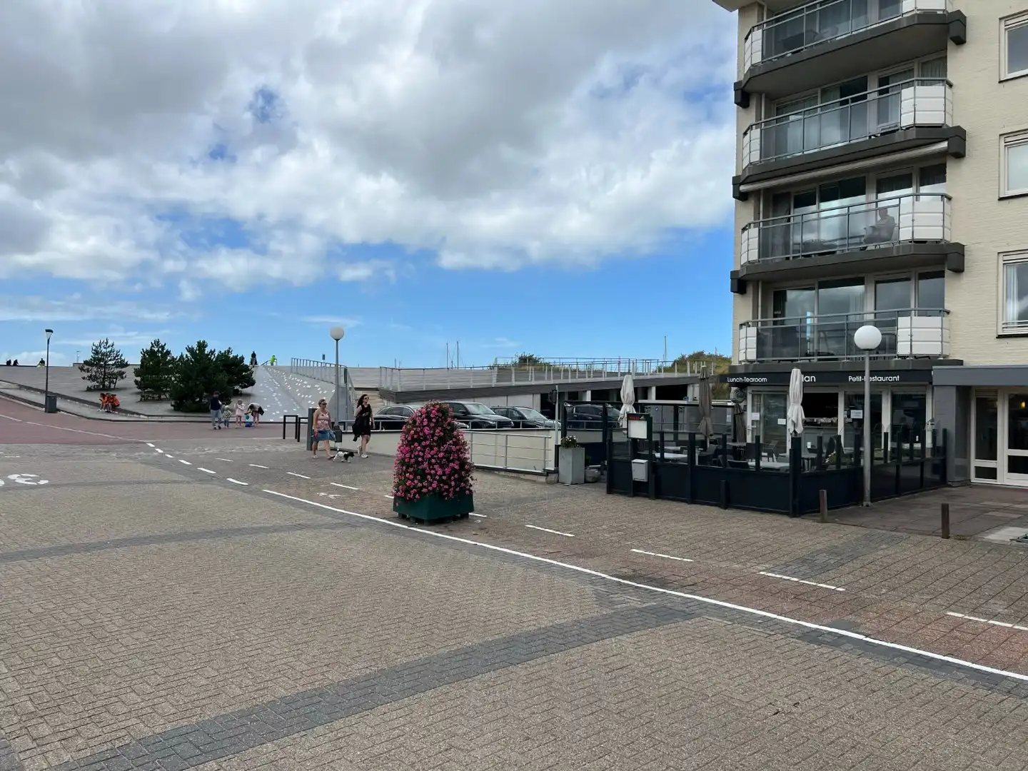 Petit restaurant gelegen naast de jachthaven van Cadzand-Bad foto {{pictureIndex}}