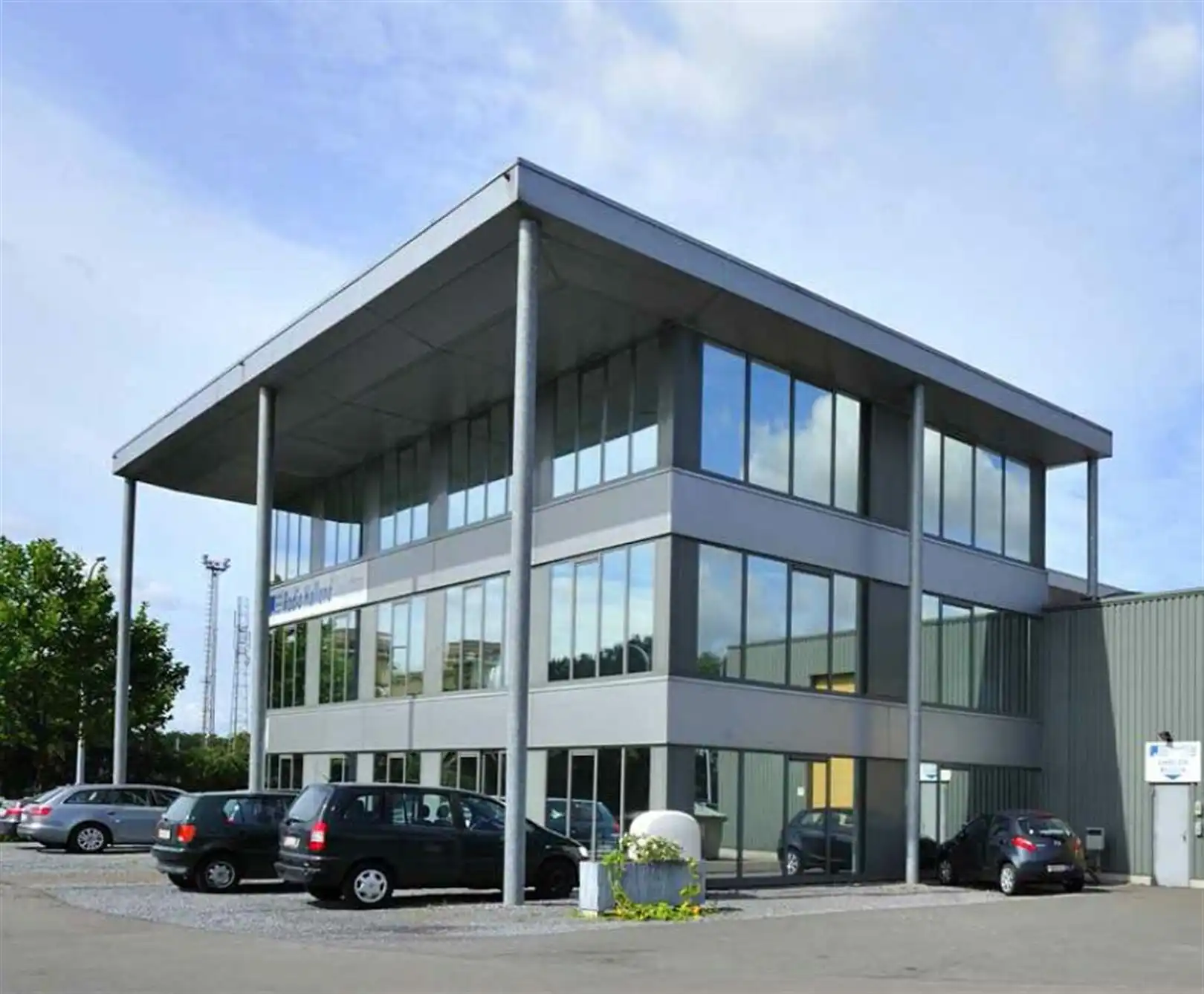 KANTOREN MET UITSTEKENDE ZICHTBAARHEID foto {{pictureIndex}}