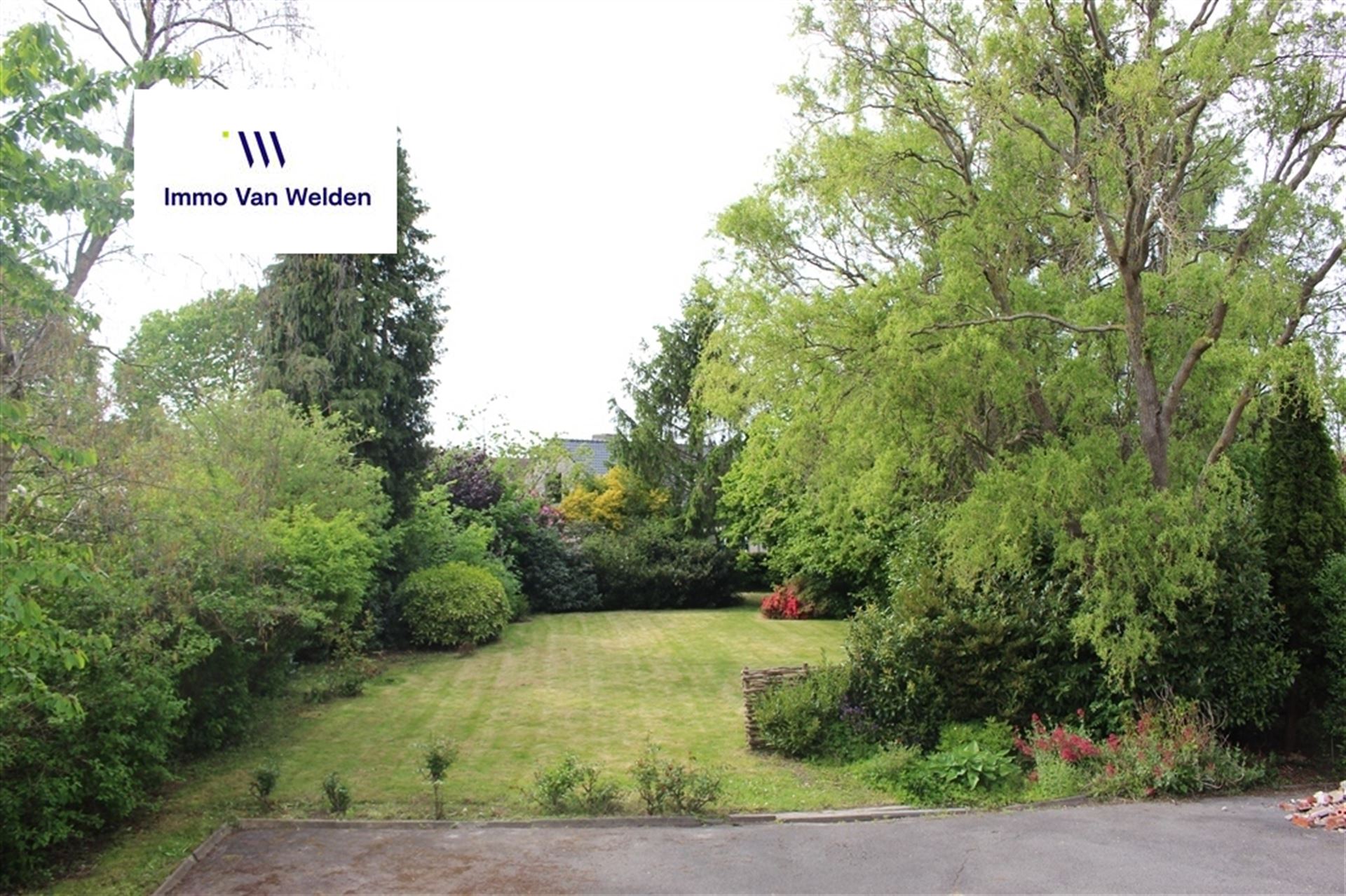 Rustig gelegen ruime woning met grote tuin foto 12