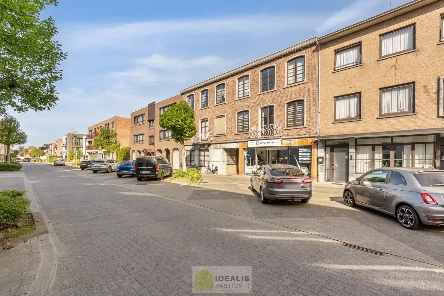 IDEALIS VASTGOED – RUIM APPARTEMENT MET TERRAS VAN CA.35M² EN PRIVATIEVE GARAGE IN HARTJE LOMMEL! Dit ruime appartement met een netto bewoonbare oppervlakte van ca.101m² bevindt zich op de 1e verdieping. Het appartement is vlot bereikbaar via de trappenzaal. Een naar eigen smaak op te frissen, goed ingedeeld en lichtrijk appartement met 2 slaapkamers, ruim terras en privatieve garage met sectionale poort! Zeker het bezoeken waard!! foto 2