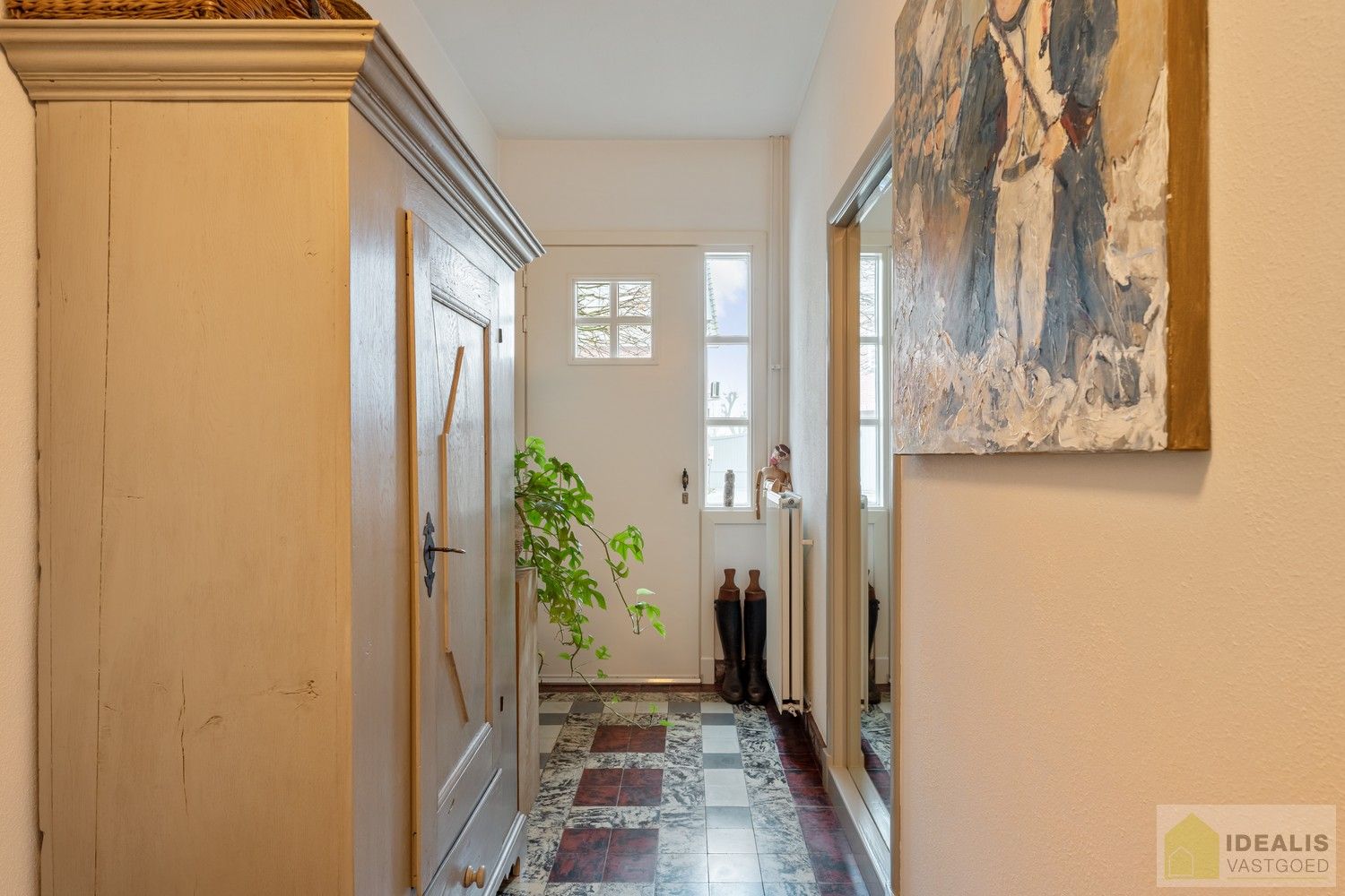 IDEALIS VASTGOED – Prachtige, stijlvolle woning met een aangename 123m² als bewoonbare oppervlakte. De woning omvat een lichtrijke ruime woonkamer voorzien van een pellet kachel en met een prachtige parketvloer dewelke overgaat in de keuken en 3 slaapkamers op een ruim en prachtig aangelegd perceel van 7a 42ca. Dit alles gelegen in een heerlijk rustige straat, op enkele minuten zowel van de centra van Pelt als Achel, doch ook op een steenworp van de Nederlandse grens, dichtbij Valkenswaard en Eindhoven. foto 5