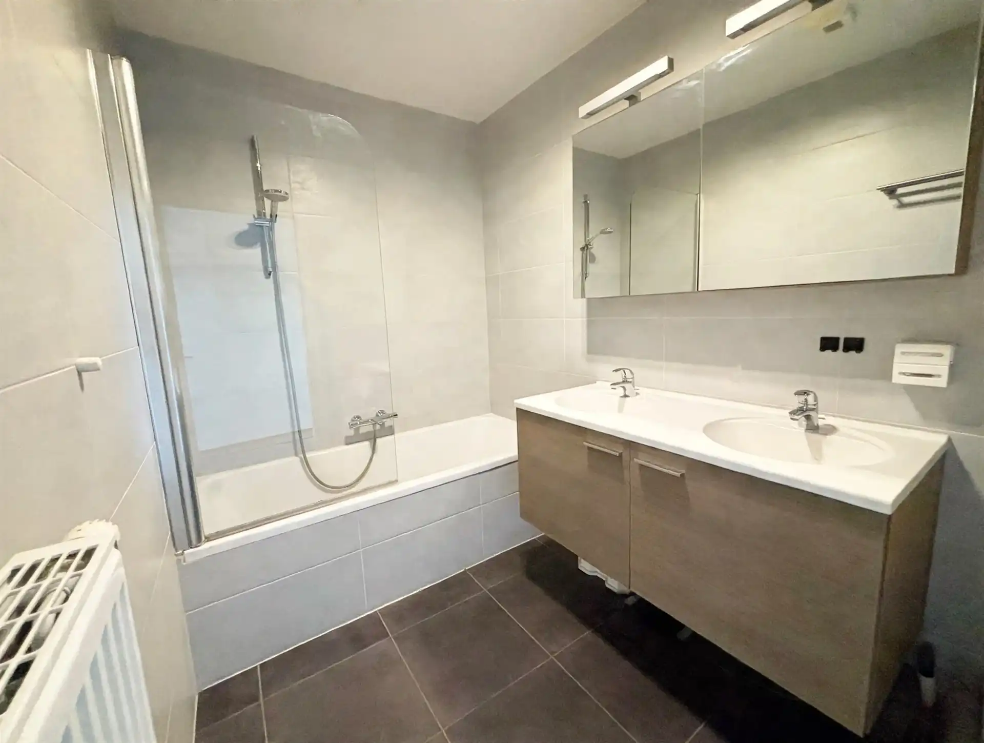 Ruim appartement met twee slaapkamers en twee terrassen foto 6