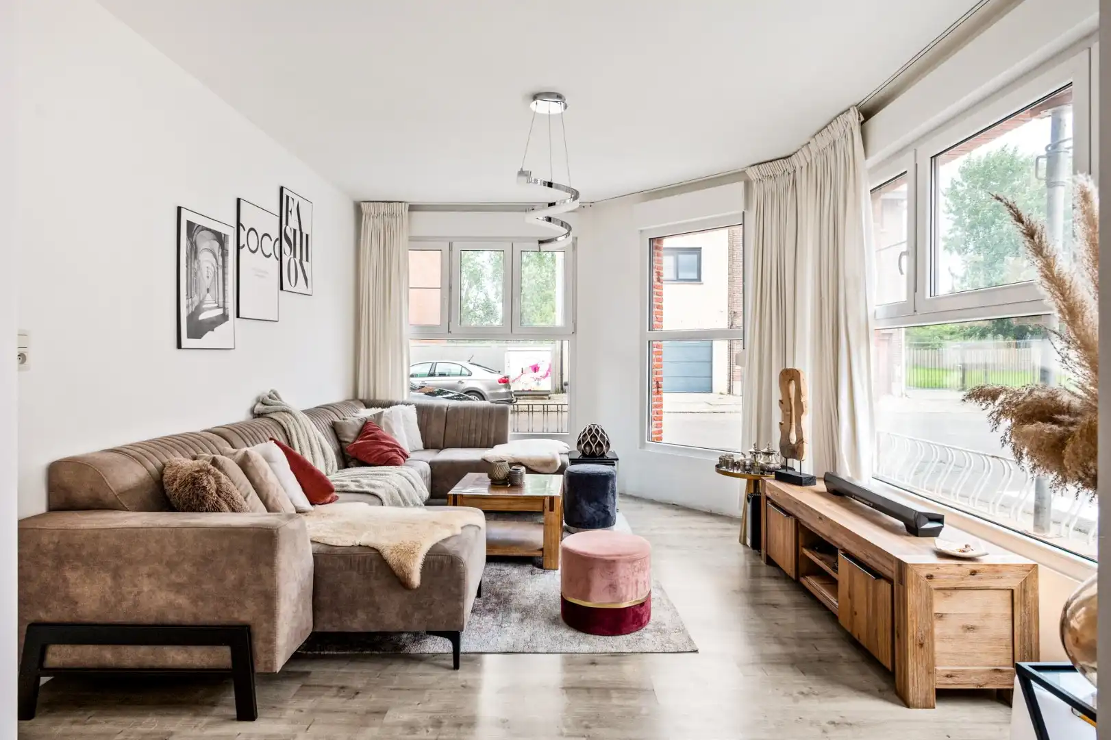 Instapklare woning met 5 slaapkamers en ruime garage op centrale ligging foto 4