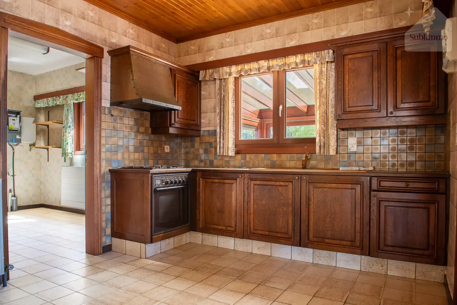 Karaktervolle gezinswoning met indrukwekkende veranda | Bosrand | 5 slpk | Renovatiepotentieel foto 5