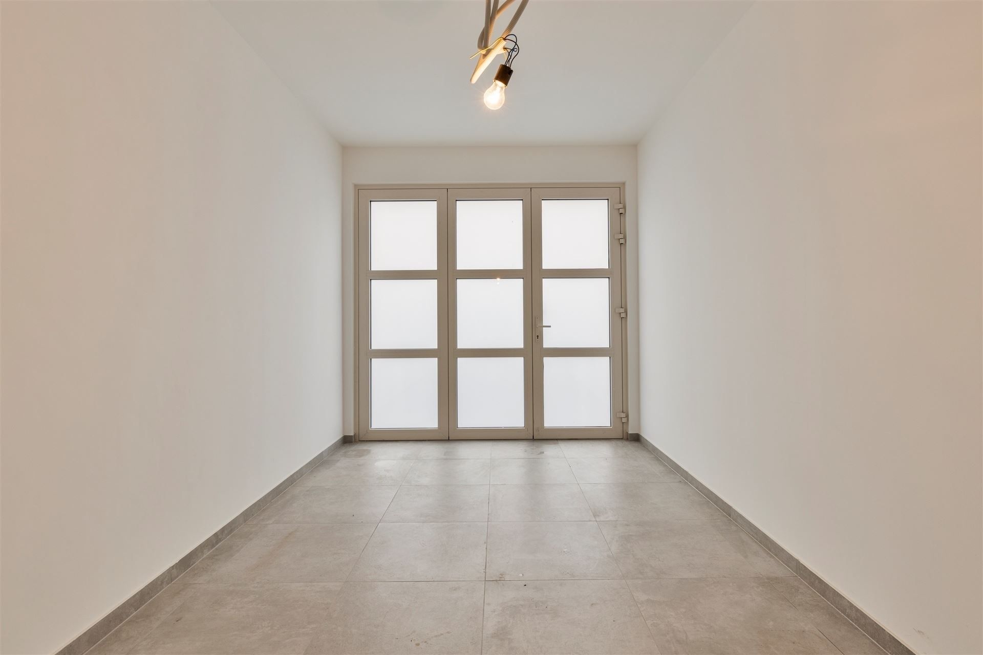 Gerenoveerd gelijkvloers appartement met tuin. foto 11