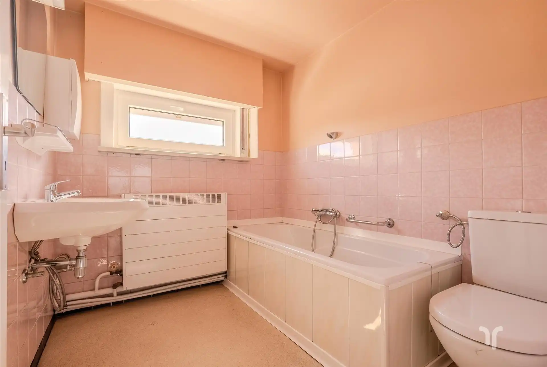 Verzorgde, karaktervolle open bebouwing met 4 slaapkamers met prachtig open zicht. foto 9