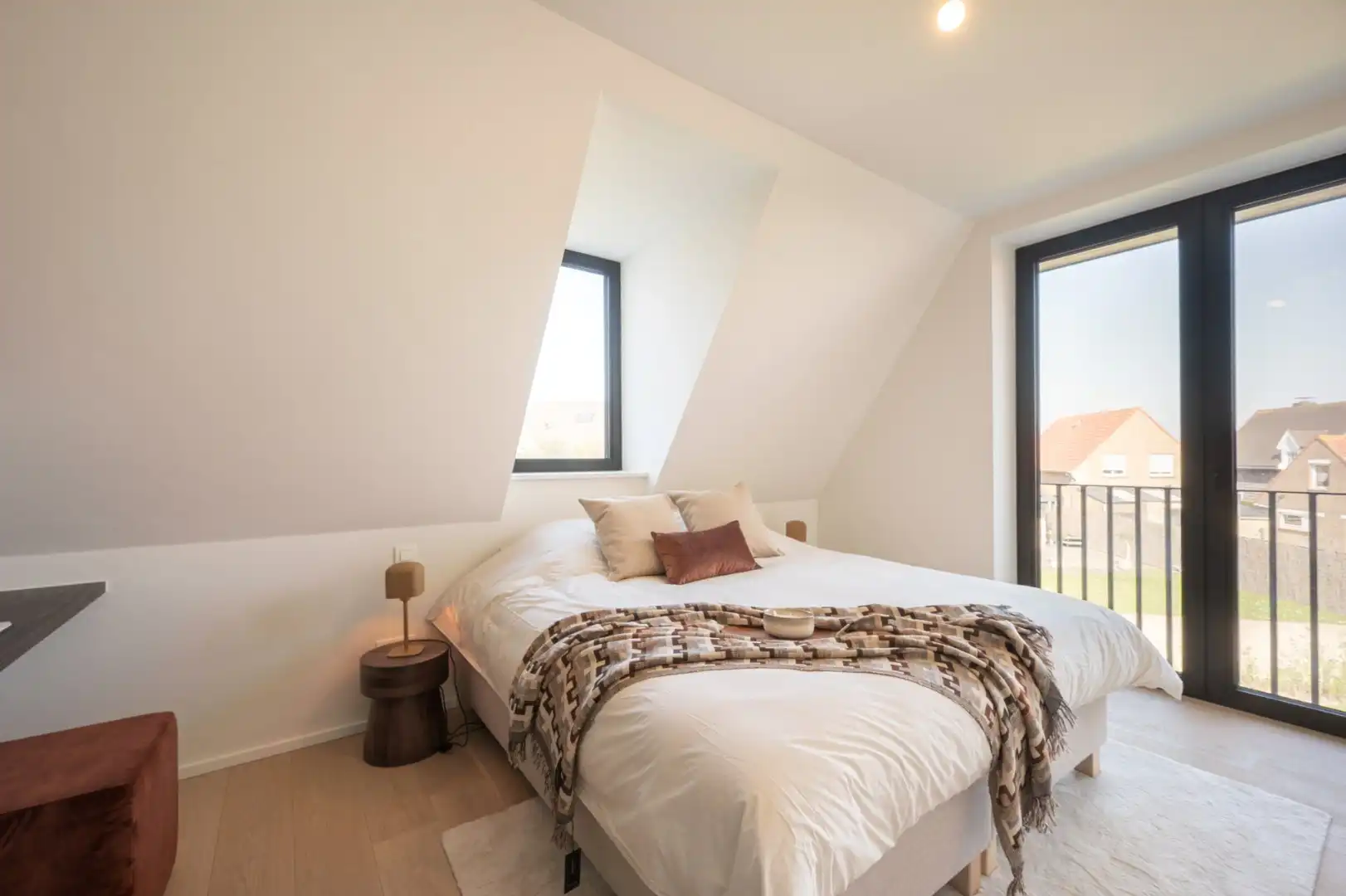 Lichtrijke nieuwbouwvilla met aangename volumes en zonnige tuin foto 12