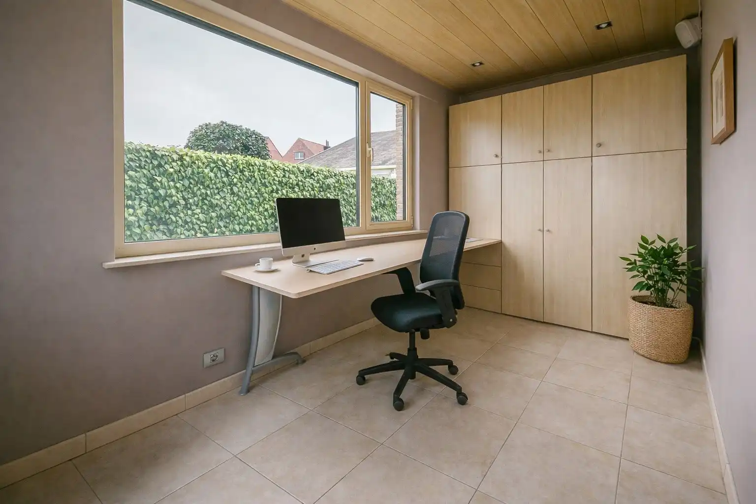 Gelijkvloerse woning met praktijkruimte (50m2) en loods (300m2) foto 8