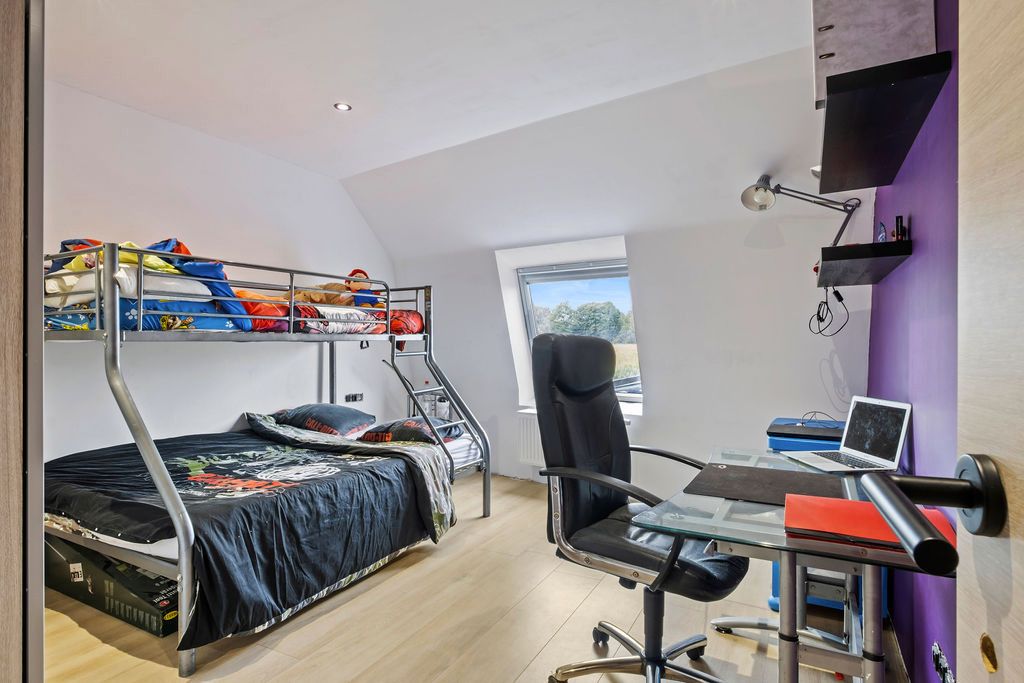 Halfopen woning met moderne voorzieningen! foto 13