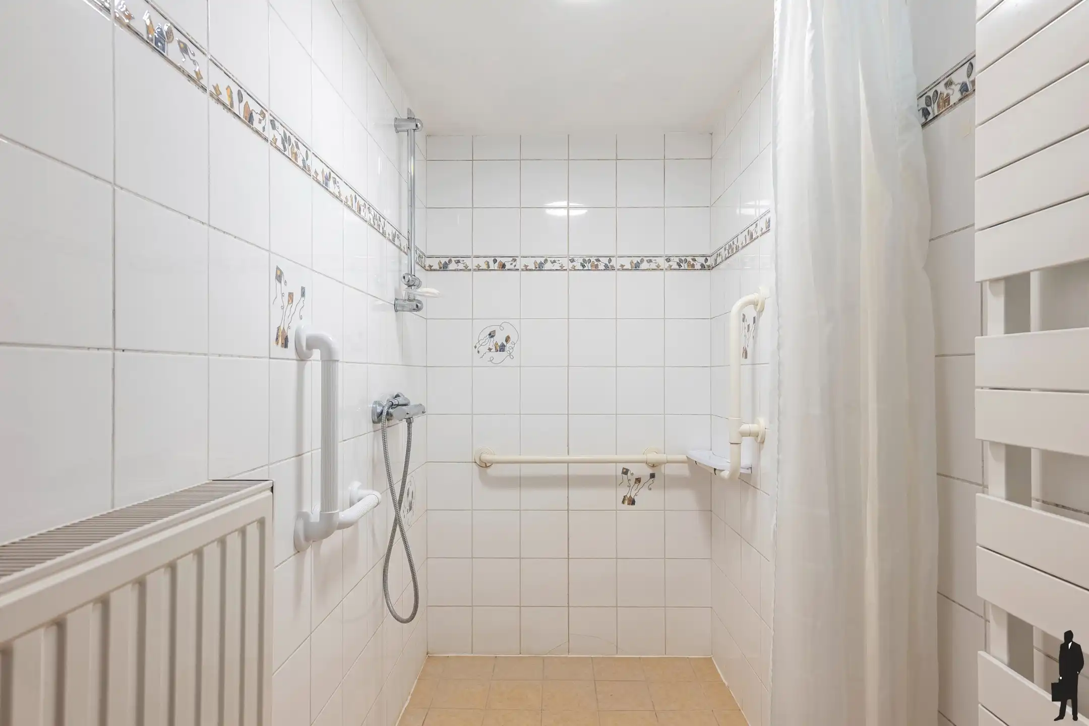 Uitstekend gelegen split-level villa in een gegeerde doodlopende straat. foto 18