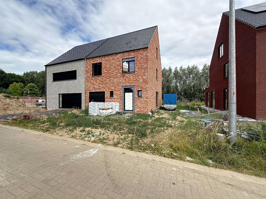 Afgewerkte nieuwbouwwoning met 4 slaapkamers en garage foto 2