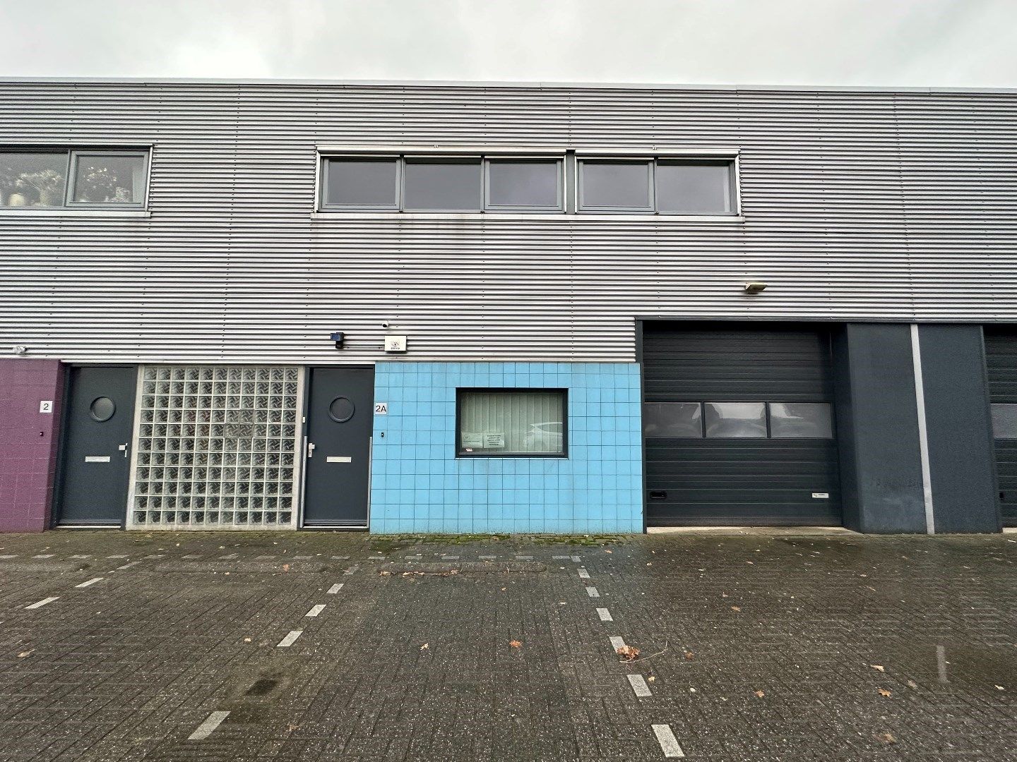 Loods nabij de expresweg foto {{pictureIndex}}
