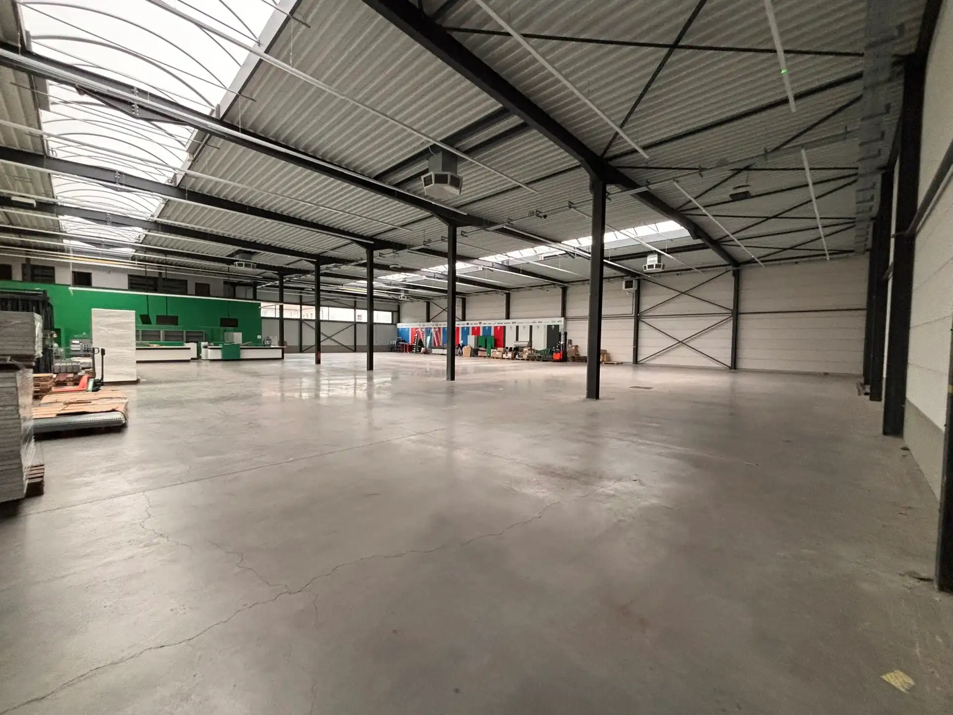 Bedrijfsgebouw van ca. 1.543 m² met 22 parkeerplaatsen foto 7