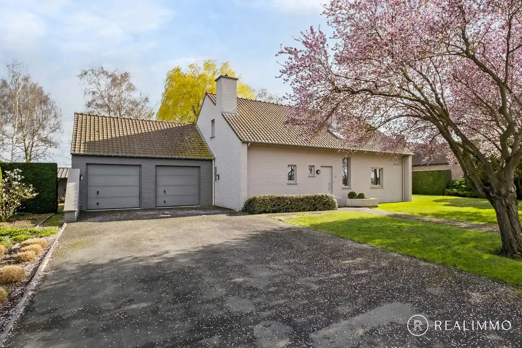 Ruime villa met 4 slaapkamers op ruim perceel met prachtige ligging! foto 4