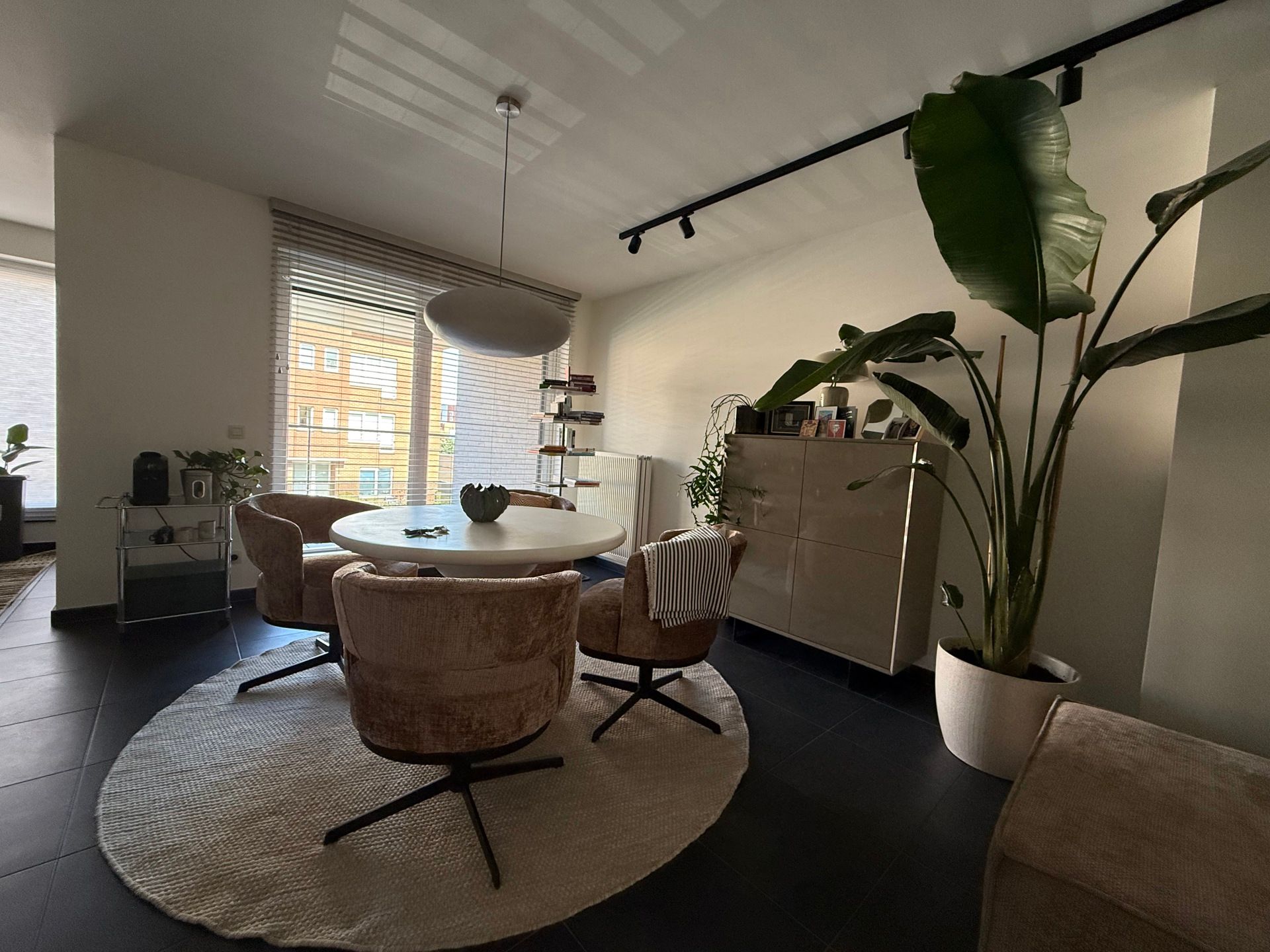 Instapklaar appartement met 2 slpks, autostpl en berging. foto 3